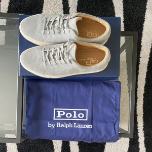 Polo skor - Polo skor  Materiel:mocka  Dom är aldrig använda och självklart äkta. Storlek 41. Pris kan diskuteras. 