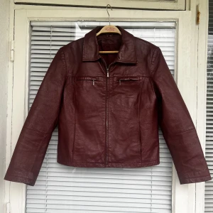 Vintage läderjacka skinnjacka leatherjacket bikerjacka motorcykeljacka läder leather jacka jacket  - Vintage läderjacka (äkta läder) upplevs som en strl: M. Använd skick. 