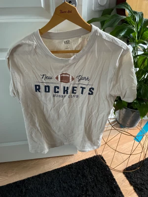 T-shirt  - Tröja/tröjor från 157. Köpte en för 150 men mitt pris är 70 kr för en men för båda kan du få för 120kr. Bra skick 10/10