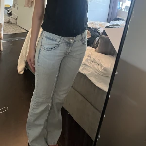 Low waist jeans - Säljer dessa ljus blå low waist jeans med två knappar. Skit snygga men kommer tyvär inte till användning!💞