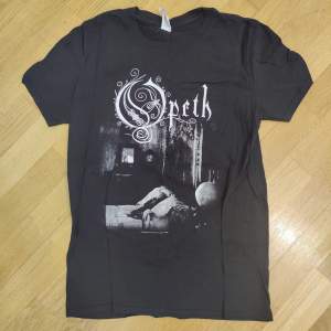 Säljer min Opeth T-shirt, använt max 2 gånger. Köptes för 249 kr på Impericon, säljes för 100 kr exkl. frakt.