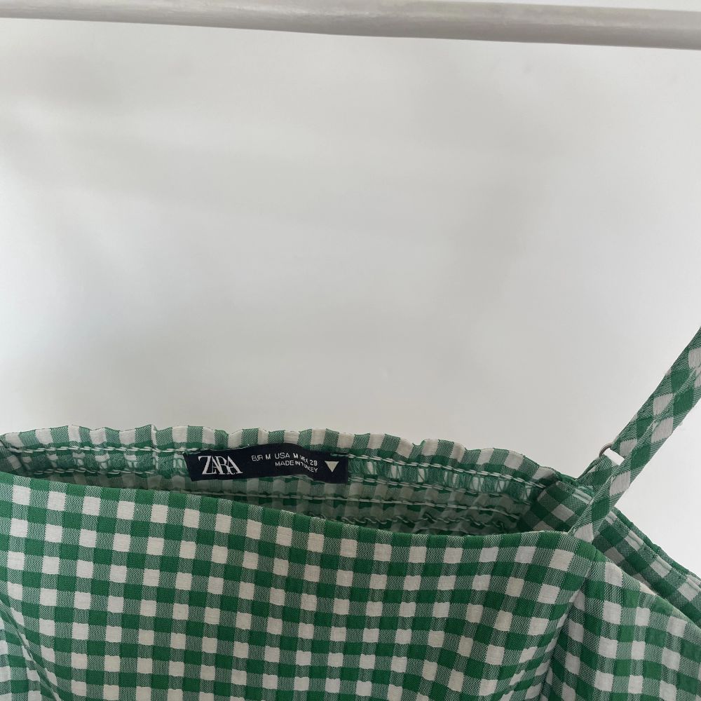 Kort topp från Zara, använd 1 gång. Storlek M men ganska liten i storlek, sitter mer som en S💗. Toppar.