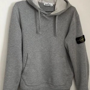 Stone Island hoddie - Grå Stone hoddie i S, passar M Skick 9,5/10 Kan bytas emot annat!   Äkta!