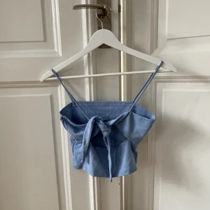 Toppar från Zara med knytning i ryggen!  - Två toppar med knytning i ryggen! Ena är vit och andra är blå, priset är för båda två tillsammans. 