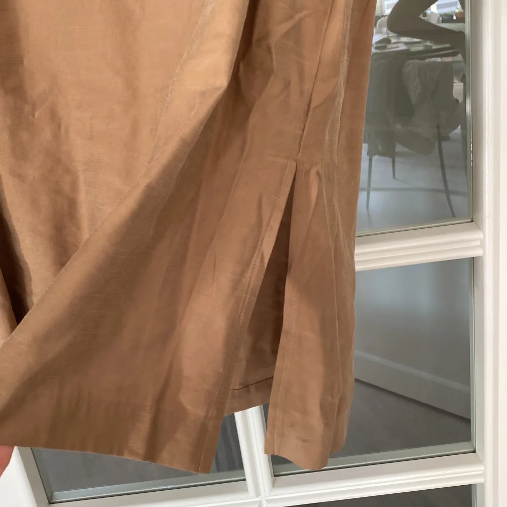 Ny klänning från Lindex, snygg med ett par vida byxor under. Brunbeige färg. Mekot.