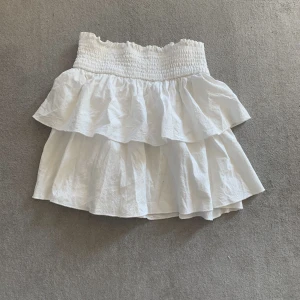 Kjol - Jättesnygg kjol i bra skick i storleken xs. Kom privat för fler bilder. Pris är exkl frakt.