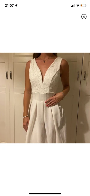 Klänning  - Vit klänning som passar bra till skolavslutning eller student 🤩🤩 
