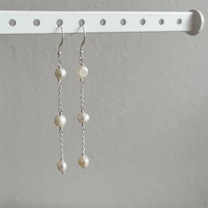 Örhängen i sterling silver - Säljer dess urgulliga handgjorda örhängen i 925 sterling silver och sötvattenpärlor. Skriv om ni har mer frågor🫶🏼🌟