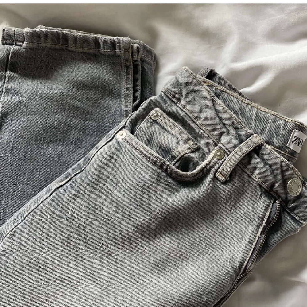 Jättefina gråa zara jeans med slits nertil💕 Säljer pga att de tyvärr inte passade mig. . Jeans & Byxor.