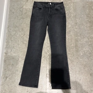 IVY jeans  - Säljer mina superfina IVY Johanna Kick Flare jeans pga att de inte kommer till användning. Helt oanvända men ett litet litet hål på baksidan (vid knäskålen). Lapp kvar. Köpta för 1200kr. Strl 27 midja och 30 i längden.