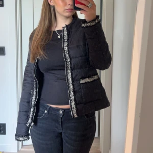 Jacka - Snygg, tunn jacka från Molly bracken🥰 knappt använd