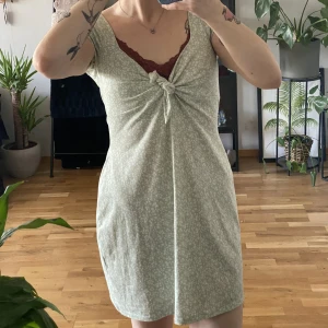 Klänning  - kKlänning från Nelly Jättefint skick knappt använd och knyt band vid bysten. Storlek XL För stor för mig på bilden, skickas mot fraktkostnad 🚚 