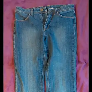 Midwaist och ganska långa jeans, 104cm hela längden, 37cm tvärsöver midjan