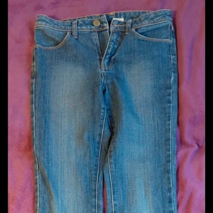 Jeans - Midwaist och ganska långa jeans, 104cm hela längden, 37cm tvärsöver midjan