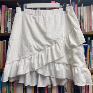 En superfin vit somrig  wrap kjol perfekt till långa sommarkvällar på stranden eller på en uteservering i stan