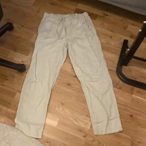 Linnebyxor - Hej, jag säljer nu mina linnebyxor sen förra sommarn då jag ej använder dom längre då dom blev försmå dom användes bara under sommarn och är från H&M dom är i gott skick och har ingen plats längre i min garderob.