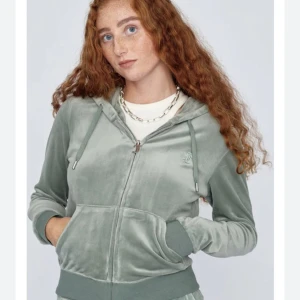 Grön juicy kofta - Intressekoll på min älskade gröna juicy kofta! Använd fåtal gånger, så helt i nyskick! Säljer även hela settet och byxorna i andra annonser💞 pris går möjligtvis att diskutera…