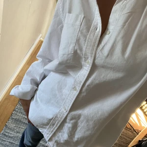 Vit skjorta - Vit skjorta från Brandy Melville. Storlek onesize men passar mellan xs och m skulle jag säga. Aldrig använd, utmärkt skick.