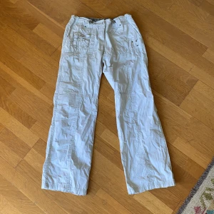 Cargobyxor/cargopants (dam) - Cargobyxor (cargo pants). Råkade köpa tjejmodell 😅😅🤑🤤  