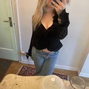 Topp - Supersnygg spets festblus med volangarmar💕