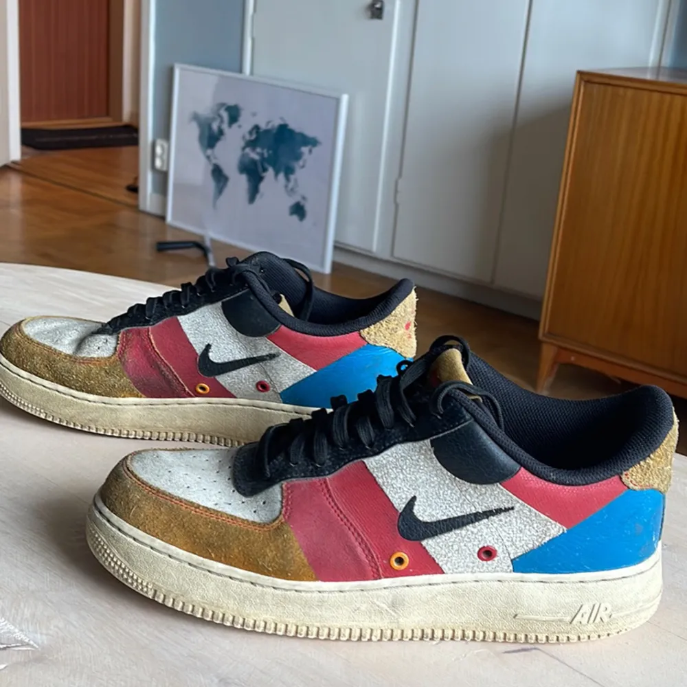 Säljer mina nike air force 1 sail amber rice low då jag behöver pengar till sommaren. Skorna är välanvänd men går enkelt att piffa till om energin finns. Stock x pris ligger på 1740kr. Skor.