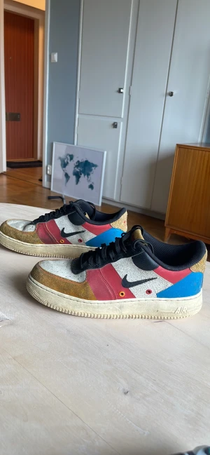 Nike air force 1 Sail Amber Rise storlek 42 - Säljer mina nike air force 1 sail amber rice low då jag behöver pengar till sommaren. Skorna är välanvänd men går enkelt att piffa till om energin finns. Stock x pris ligger på 1740kr