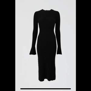 Helt ny stickad klänning från Gina Tricot i storlek M, 400kr 🌸