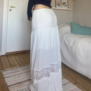 Maxi kjol - En vit maxi kjol som passar perfekt till alla tillfällen! Säljer pga liiiite för lång för mig (105cm)🥲 är för referens 167, skulle passa perfekt till någon som är 170+