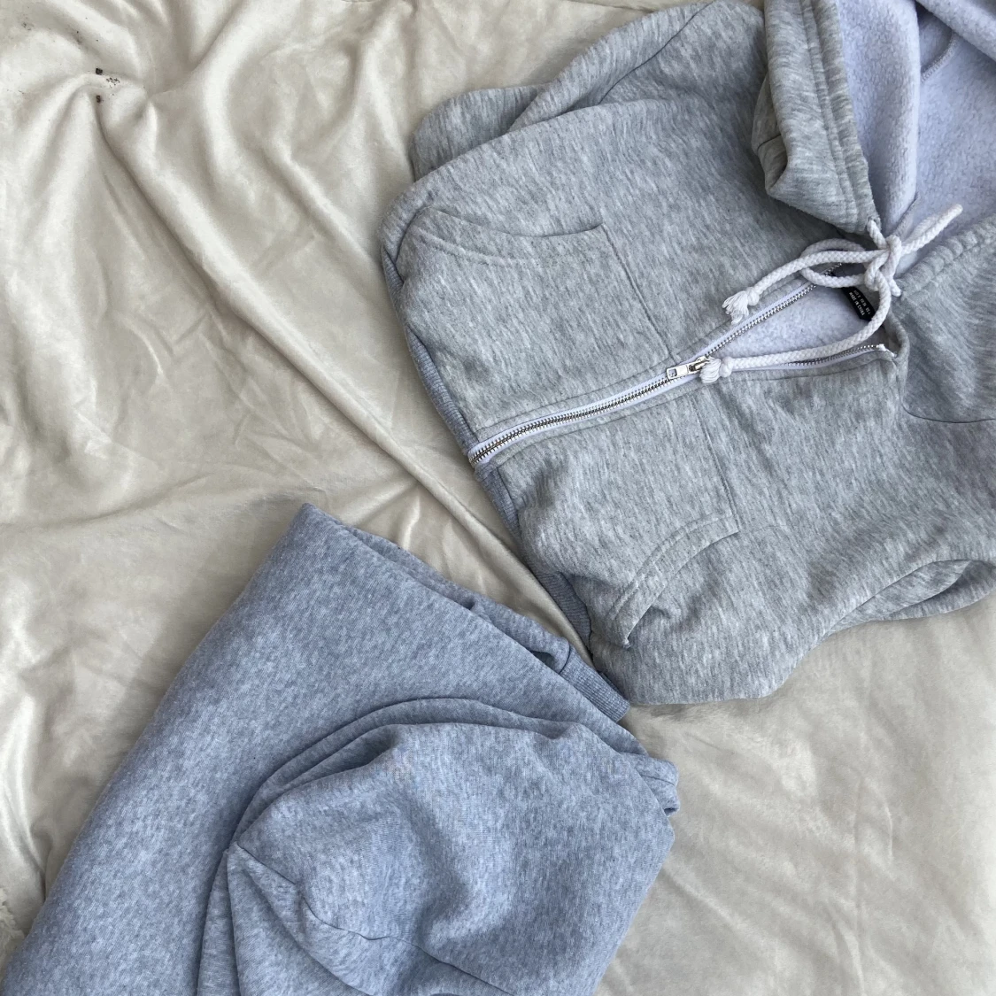 Två gråa hoodies  - 90