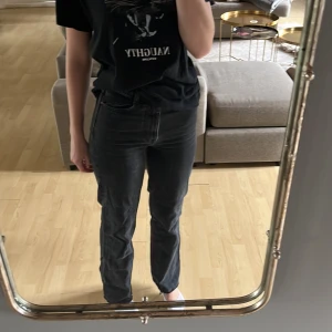 Jeans - Jeans från zara, långa med fransar nedtill.  Storlek 34, passar mig bra som är 1,72 lång. 200 inkl frakt