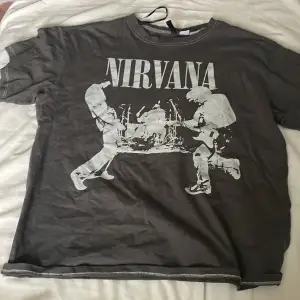 En grå oversized T-shirt med nirvana tryck 30kr+tryck