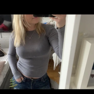 zara tröja - jättesnygg gråaktig tröja från zara, den är ganska tunn och lite genomskinlig men sitter jättesnyggt på🥰