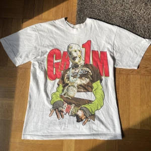 AWGE Grim Tee  - köpt från Lollapalooza i Paris förra året. (A$AP Rocky Merch) SIZE: M  CONDI: 9/10 (har vart försiktig med den)  For some reason är den skrynklig men kommer stryka plaggen så fort någon har köpt den. Pris kan diskuteras. PM om du vill ha fler bilder. 