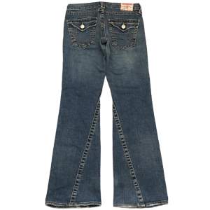 Utsvängda True religion jeans i modellen #503. Storlek 28x32. Använd gärna köp nu!