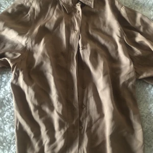 Carin Wester skjorta - En beige CW skjorta. 
