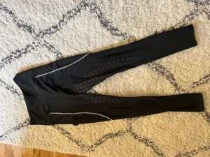 Ridbyxor  - Säker maya delores ridbyxor, knappt använda ser helt nya ut. Säljer pga har slutat rida och har sålt min häst, nypris 800kr kan mötas upp eller frakta 