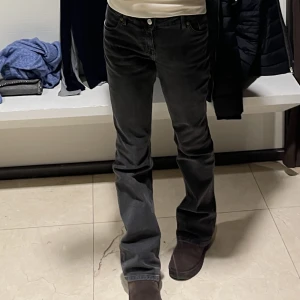 Jeans - Säljer dessa svarta lågmidjade jeans.