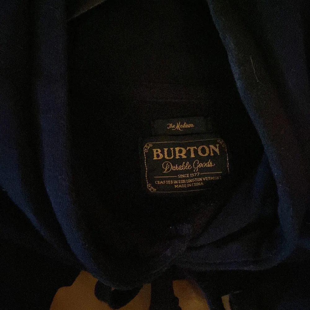 En mycket snygg och fräsch Burton hoodie, i extremt bra skick. Aldrig använd, nypris 600kr.. Tröjor & Koftor.