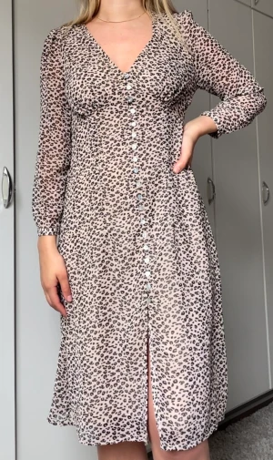 Klänning VEROMODA - Klänning från VERO MODA I  strl S.  Använd 2 ggr