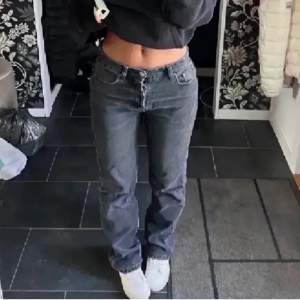 Zara mid rise straight jeans i svart men dem e lite urtvättade så nästan grå. Säljer då de inte kommer till användning. Storlek 36 Skriv för egna bilder💕 