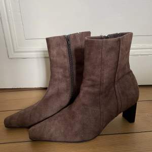 Bruna boots i mockaimitation, köpta vintage men jag har aldrig använt dem och inga tecken på användning syns! 