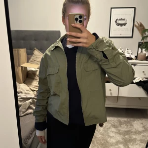 Jacka - Skitsnygg jacka i grönt från hm. Tunn så perfekt till våren eller sommaren. Bra skick inte mycket använd. Hör av dig vid frågor🤍