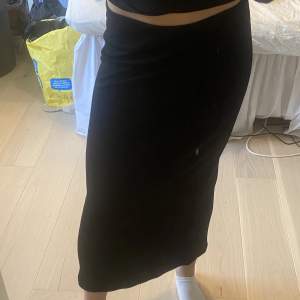 Skit snygg svart Maxi kjol i fint material. Från nakds kollektion förra året. Inga defekter 💓
