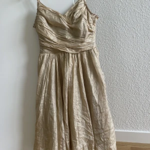 Klänning guld  - Klänning guld, strl UK10  Använd 2 gånger. 