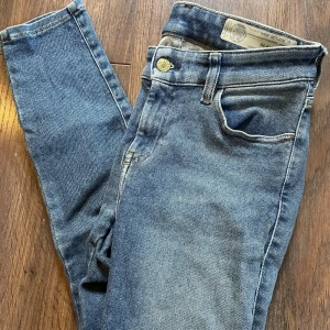 Diesel Jeans - Ett par diesel jeans i en ljustvätt. Är i mycket fint skick & är sparsamt använda En slim modell Storlek W27-L30
