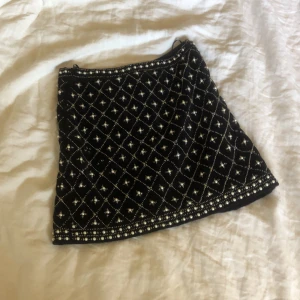 Minikjol - Söt, kort minikjol som är något mellan tight och löst som passar bra till fester, sommar kvällar, familje event osv. Köpt på sellpy, saknar två pärlor men det är inget man märker sådär. Tyget är sammet vilket ger den lite tyngd och gör den lite varmare