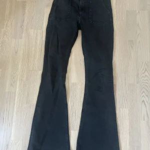 Svarta bootcut jeans  - Högmidjade bootcut jeans som ja brukar vika ner så blir dem lågmidjade! Jag är 175 och dem sitter på snäppet för kort 