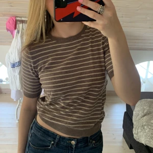 Tröja🤎 - Superfin randig tröja från hm som inte längre kommer till användning💗priset kan diskuteras, frakt tillkommer☺️