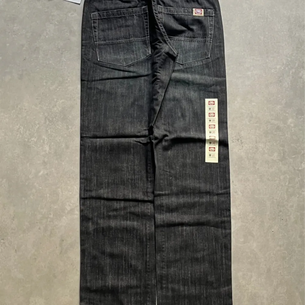 Dark wash loose fit from ecko unltd pants are new with tags Dimensions - length 106cm belt 38cm leg width 19.5cm thigh width at the crotch 29.5cm. Jeans & Byxor.