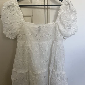 Sommarklänning  - Supersöt sommarklänning från h&m! Perfekt till sommaren🌟